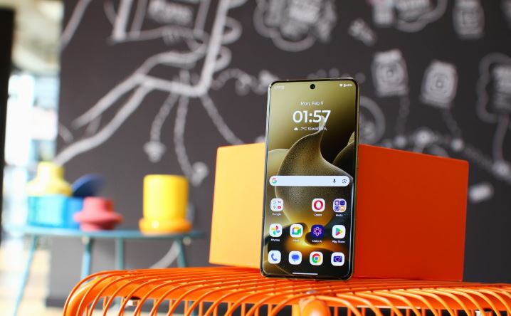 نمایشگری که چشم‌ها را خیره می‌کند