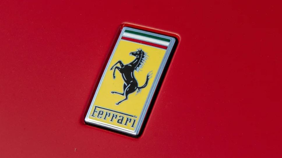 رازهای نهفته در دل نشانها: ۵ لوگوی برتر دنیای خودروهای لوکس 1 فراری (Ferrari)؛ اسب سرکشی که از آسمان جنگ جهانی آمد!