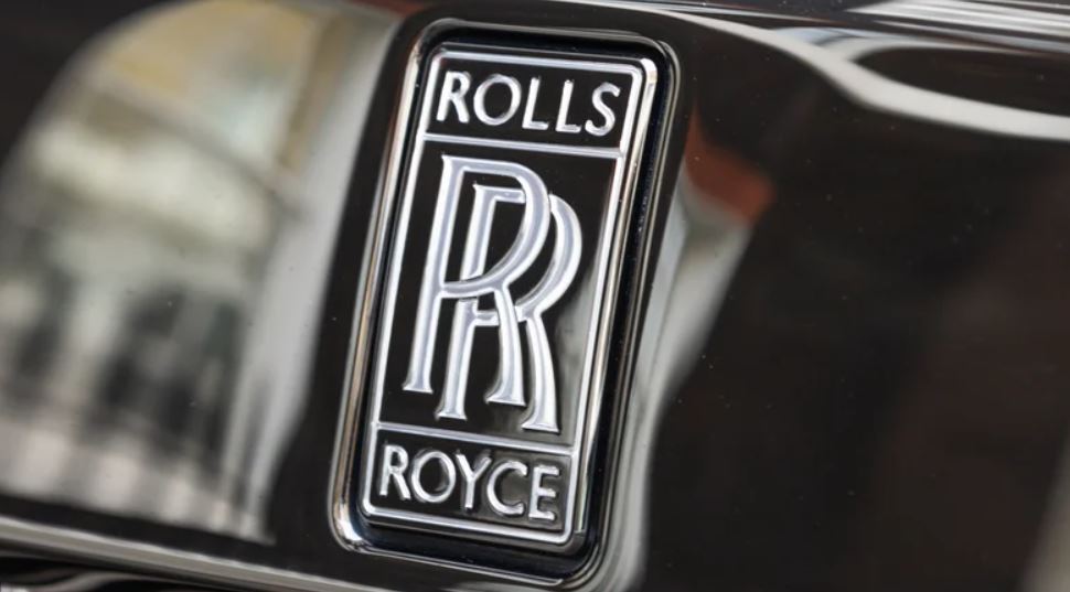 رازهای نهفته در دل نشانها: ۵ لوگوی برتر دنیای خودروهای لوکس 2 رولز-رویس (Rolls-Royce)؛ فرشته ۱۰۰ سالهای که در آستانه پرواز است