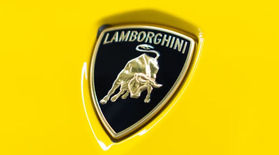 رازهای نهفته در دل نشانها: ۵ لوگوی برتر دنیای خودروهای لوکس 3 لامبورگینی (Lamborghini)؛ گاو خشمگینی که از زمینهای کشاورزی برخاست!