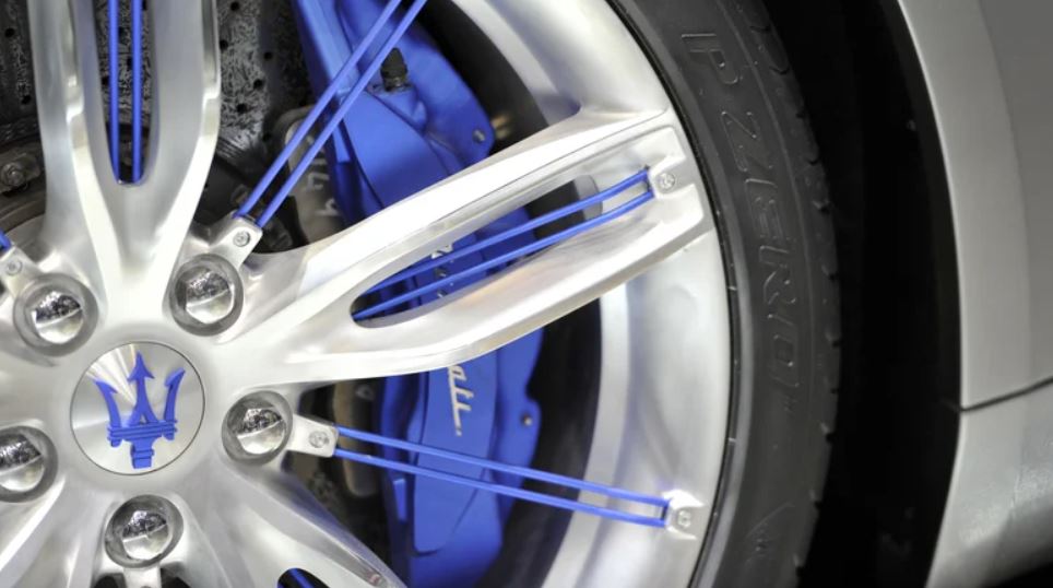 رازهای نهفته در دل نشانها: ۵ لوگوی برتر دنیای خودروهای لوکس 4 مازراتی (Maserati)؛ وقتی هنر و اساطیر یونان دست به دست هم میدهند