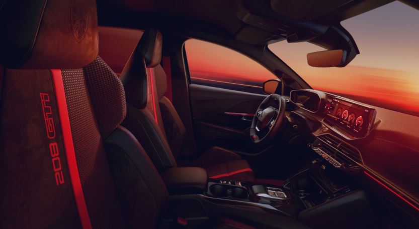 پژو e-208 GTi رونمایی شد؛ بازگشت نام افسانهای GTi با قلبی تمامبرقی 9 طراحی داخلی؛ کابینی که بوی مسابقه میدهد!
