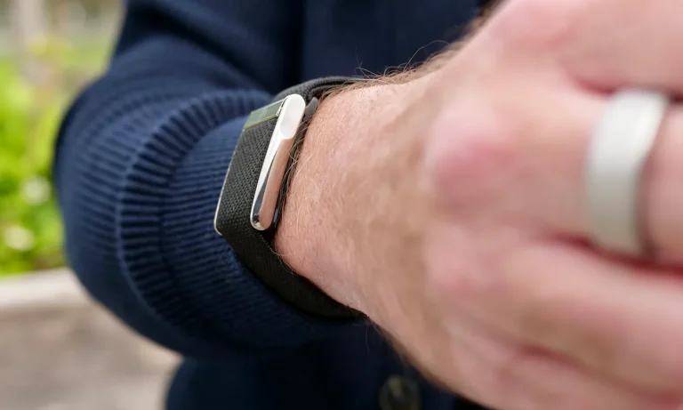 اپل به&zwnj;دنبال ساخت گجت پوشیدنی بدون نمایشگر؛ رقیبی تازه برای Whoop و Fitbit