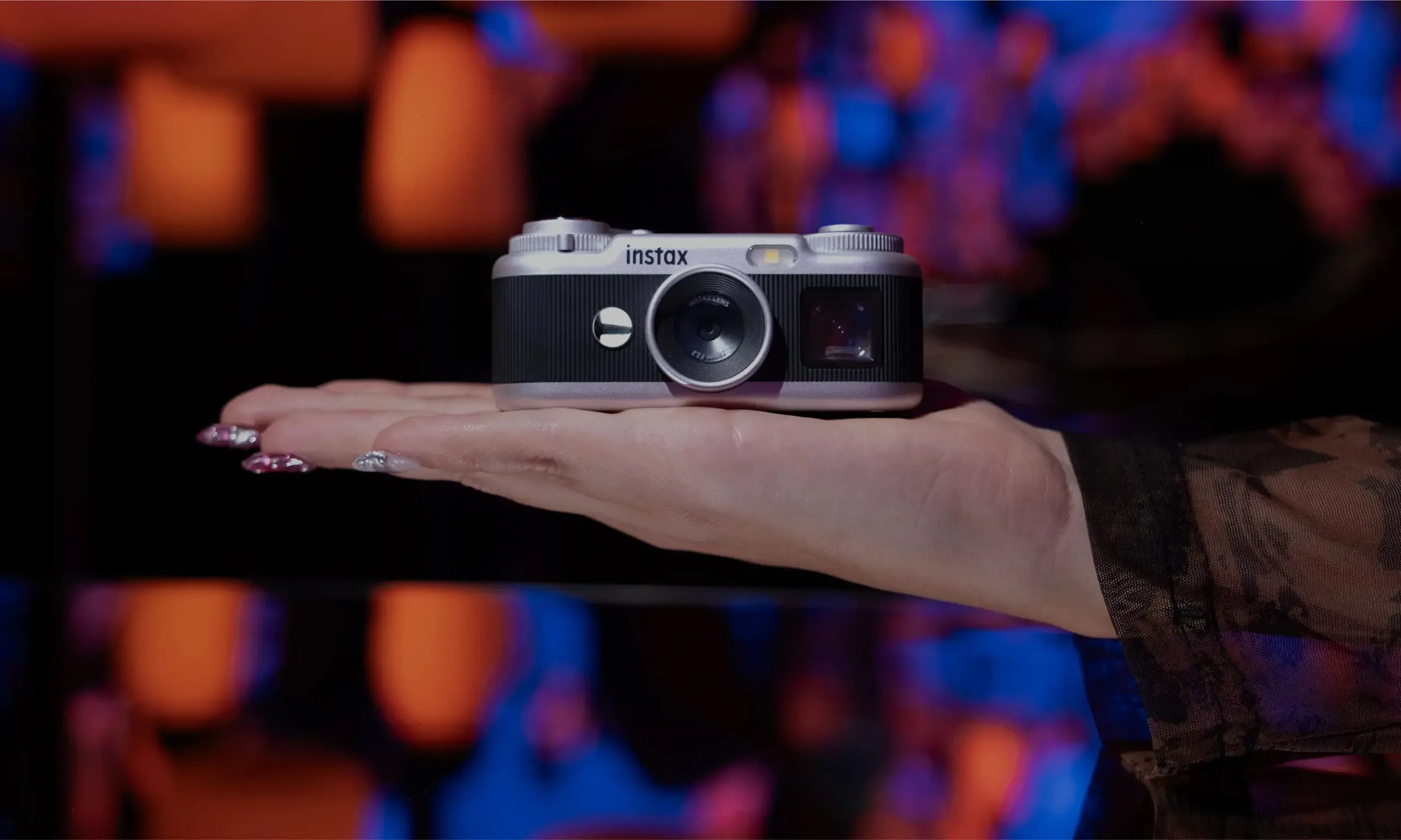 Instax Pal 2 حالا بیشتر شبیه یک دوربین واقعی است