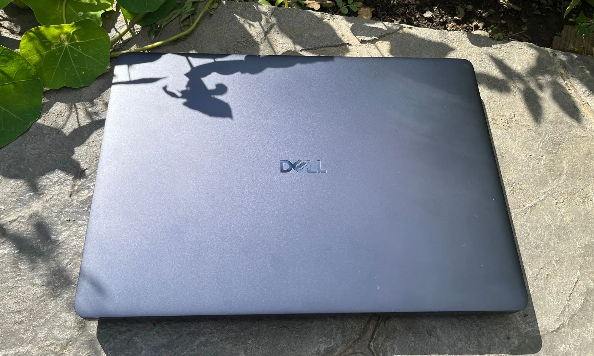 بررسی کامل لپتاپ Dell 14S؛ طراحی جذاب، عملکرد قابلقبول و چند نقطهضعف مهم 1 طراحی و کیفیت ساخت؛ شیک، مینیمال و باکیفیت