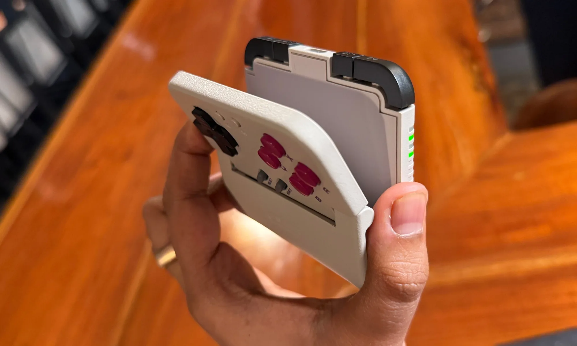 بررسی GameSir Pocket Taco؛ گیمبوی نوستالژیک اینبار در جیب شما 3 طراحی؛ یک کنترلر کوچک با حالوهوای گیمبوی