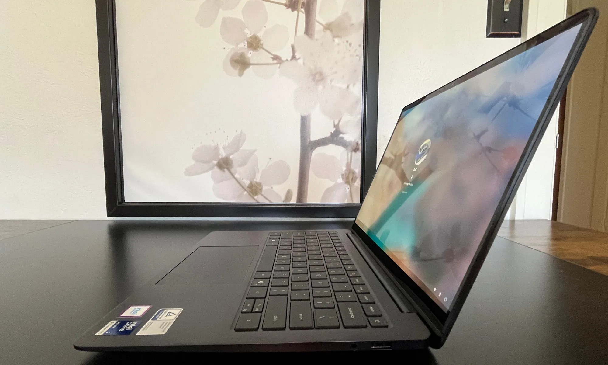بررسی کامل لپتاپ Dell 14S؛ طراحی جذاب، عملکرد قابلقبول و چند نقطهضعف مهم 6 نقلاب پرچمداران جدید ویوو نزدیک است؛ زمان رونمایی و مشخصات شگفتانگیز سری vivo X500 لو رفت!
شرکت مطرح و پیشرو ویوو (vivo) سرانجام پس از رویداد بزرگ «جشنواره سازندگان ویوو» (vivo Creator Festival) در چین، رسماً زمان رونمایی و جزئیات هیجانانگیزی از خانواده جدید پرچمداران خود، یعنی سری vivo X500 را اعلام کرد.
این غول فناوری چینی با انتشار پستی رسمی در شبکه اجتماعی ویبو (Weibo)، تأیید کرد که این سری از گوشیهای هوشمند در تاریخ ۳۰ شهریور ۱۴۰۵ (۲۱ سپتامبر ۲۰۲۶) در کشور چین به صورت رسمی رونمایی خواهند شد. صفجه اختصاصی این محصولات نیز در وبسایت چینی ویوو فعال شده و امکان رزرو اولیه (Pre-reserve) را برای علاقهمندان فراهم کرده است.
اگر از علاقهمندان به دنیای تکنولوژی و عکاسی موبایل هستید، مشخصات لو رفته از این سری پرچمدار قطعاً شما را شگفتزده خواهد کرد.
اعضای خانواده سری vivo X500
طبق اعلام رسمی کمپانی، این خانواده پرچمدار شامل سه مدل متنوع برای پوشش نیازهای مختلف کاربران خواهد بود:
ویوو X500 (مدل پایه)
ویوو X500 Pro (مدل پرو)
ویوو X500 Pro Max (مدل پرو مکس)
جهش سختافزاری؛ تراشه ۲ نانومتری و سنسورهای غولپیکر دوربین
ویوو پیش از رونمایی رسمی، جزئیات مهمی از مشخصات فنی و سیستم دوربین این پرچمداران را به اشتراک گذاشته است:
قدرت پردازشی بینظیر در مدلهای پرو: دو مدل X500 Pro و X500 Pro Max به اولین تراشههای شگفتانگیز ۲ نانومتری دیمنسیتی (Dimensity) مجهز خواهند شد که سرعت پردازش و بازدهی انرژی را به سطحی کاملاً جدید میرساند.
ارتقای چشمگیر دوربین: مدلهای پرو و پرو مکس از یک سنسور جدید و بسیار پیشرفته برای دوربین اصلی بهره میبرند که عکاسی در شب و بازسازی رنگها را دگرگون میکند.
ارثبری مدل پایه از پرچمداران قبلی: مدل پایه vivo X500 قرار است از همان سنسورهای دوربین اصلی و تلهفوتوی قدرتمندی استفاده کند که پیش از این در گوشی محبوب vivo X300 Pro امتحان خود را پس داده بودند؛ موضوعی که کیفیت عکاسی فوقالعادهای را حتی برای مدل ارزانتر این سری تضمین میکند.
معرفی گجتهای هوشمند جدید در کنار سری X500
رویداد ۳۰ شهریور ویوو تنها محدود به گوشیهای هوشمند نخواهد بود. این شرکت قصد دارد در همین مراسم از محصولات مکمل و جدید خود نیز پردهبرداری کند:
هدفونهای کلیپسی جدید ویوو (Ear-clip Headphones): با ارگونومی خاص و مدرن برای راحتی گوش.
ساعت هوشمند vivo Watch 6: نسل جدید ساعتهای هوشمند این برند با قابلیتهای ارتقایافته سلامتی و ورزشی.