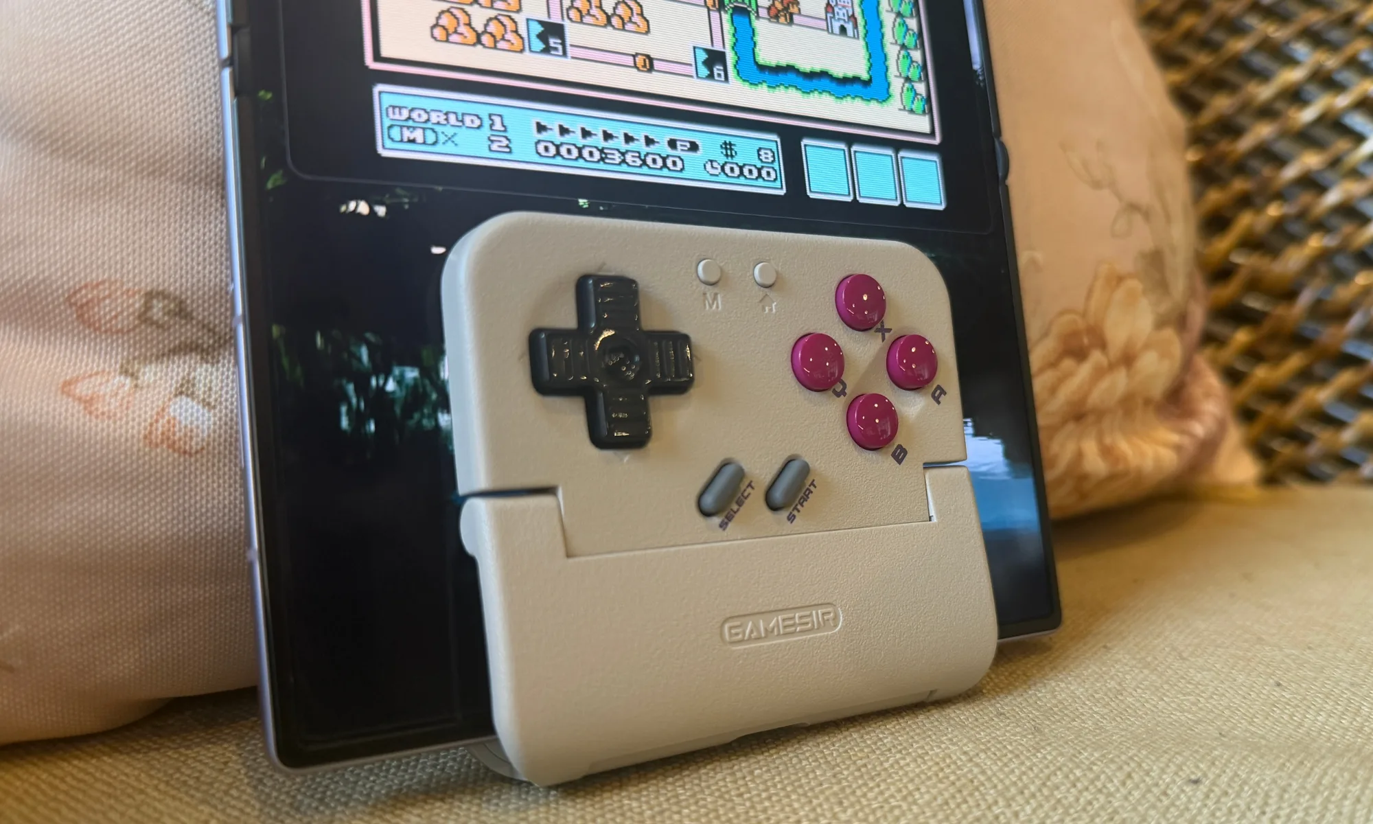 بررسی GameSir Pocket Taco؛ گیمبوی نوستالژیک اینبار در جیب شما 9 گیره گوشی میتواند بخشی از نمایشگر را بپوشاند
