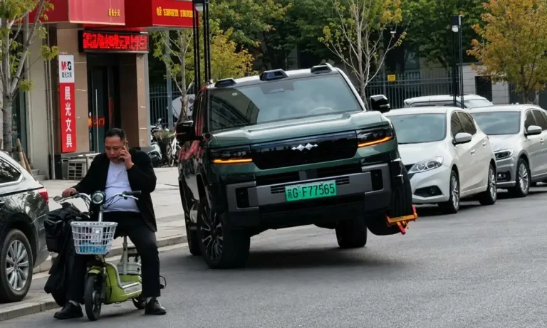 شاسی&zwnj;بلند BYD Denza B8 با قابلیت حرکت روی سه چرخ خبرساز شد