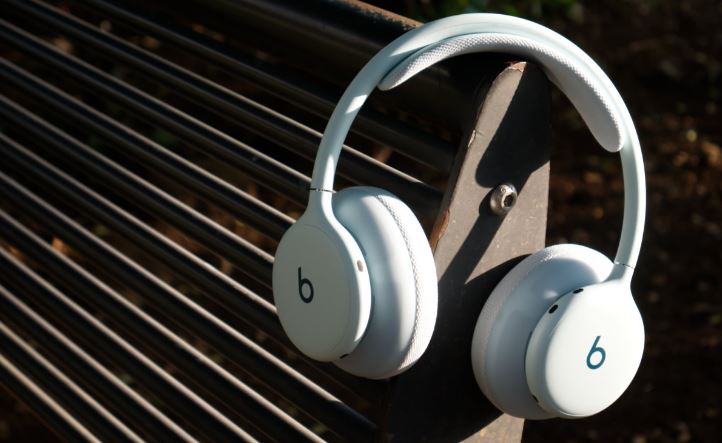 هدفون Beats 360 در بوته آزمایش؛ ترکیب طراحی ورزشی، حذف نویز و شارژدهی طولانی