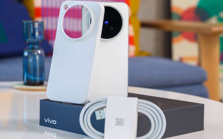 بررسی اولیه vivo X500 Pro؛ پرچمدار جمعوجور با باتری ۶۵۱۰ میلیآمپرساعتی 2 محتویات جعبه vivo X500 Pro؛ خبری از شارژر نیست