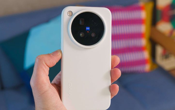 بررسی اولیه vivo X500 Pro؛ پرچمدار جمعوجور با باتری ۶۵۱۰ میلیآمپرساعتی 4 طراحی پرچمدار با وجود ابعاد جمعوجور