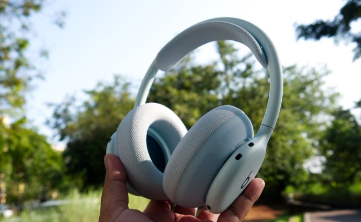 هدفون Beats 360 در بوته آزمایش؛ ترکیب طراحی ورزشی، حذف نویز و شارژدهی طولانی 1 طراحی و کیفیت ساخت Beats 360