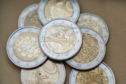 مسافران تا چه اندازه مجاز به حمل پول نقد و مسکوکات به خارج از مرزها هستند؟