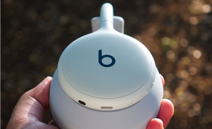 هدفون Beats 360 در بوته آزمایش؛ ترکیب طراحی ورزشی، حذف نویز و شارژدهی طولانی 12 عمر باتری Beats 360؛ تا ۴۶ ساعت پخش موسیقی در آزمایش
